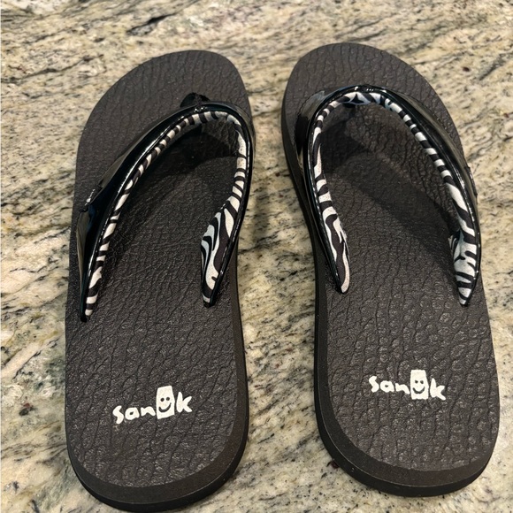 Sanuk Shoes - Sanuk Flip-Flops- Size 7 - Black & White - gently worn a few times